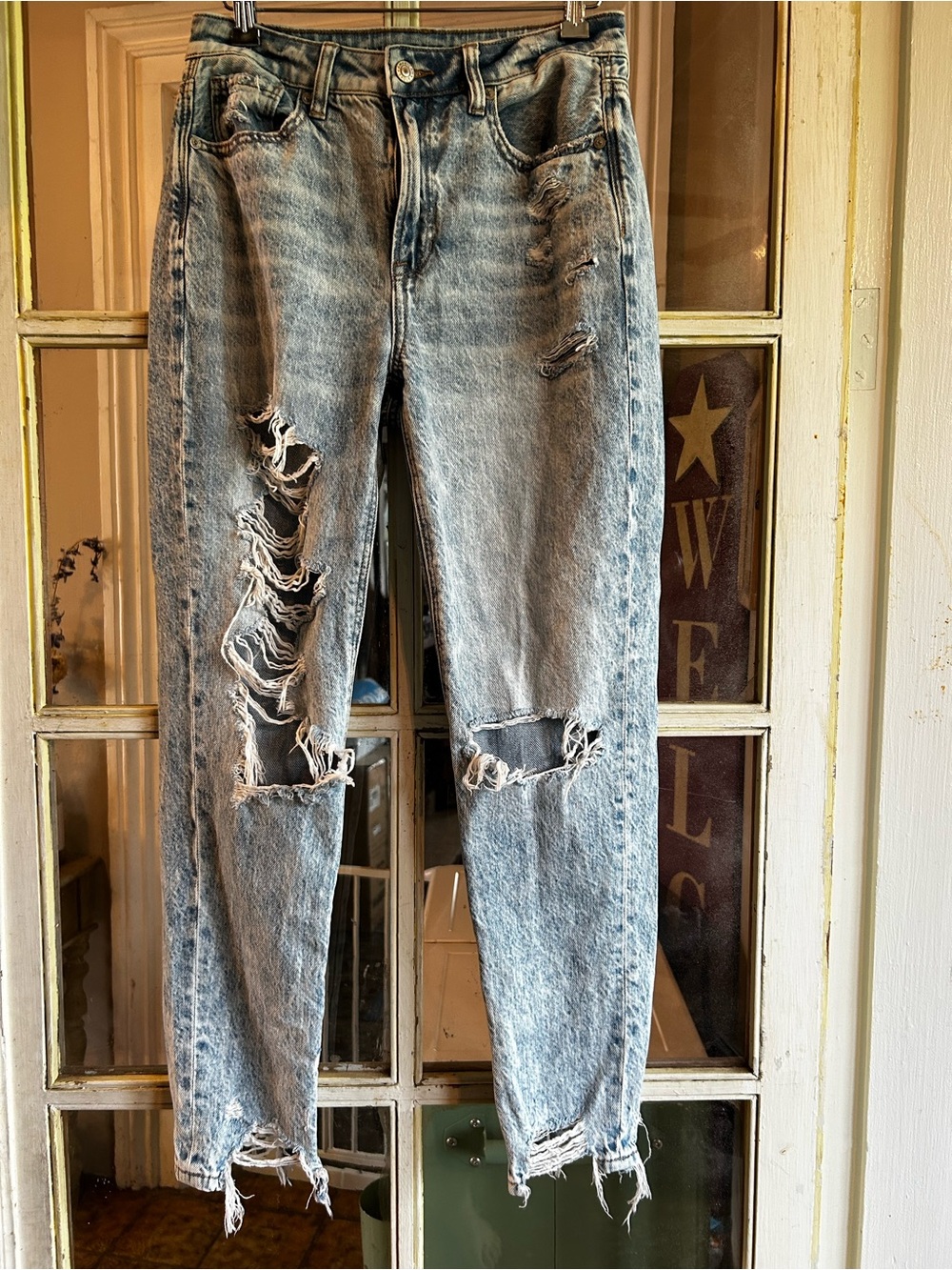American Eagle Distressed Light Wash Ripped Jeans